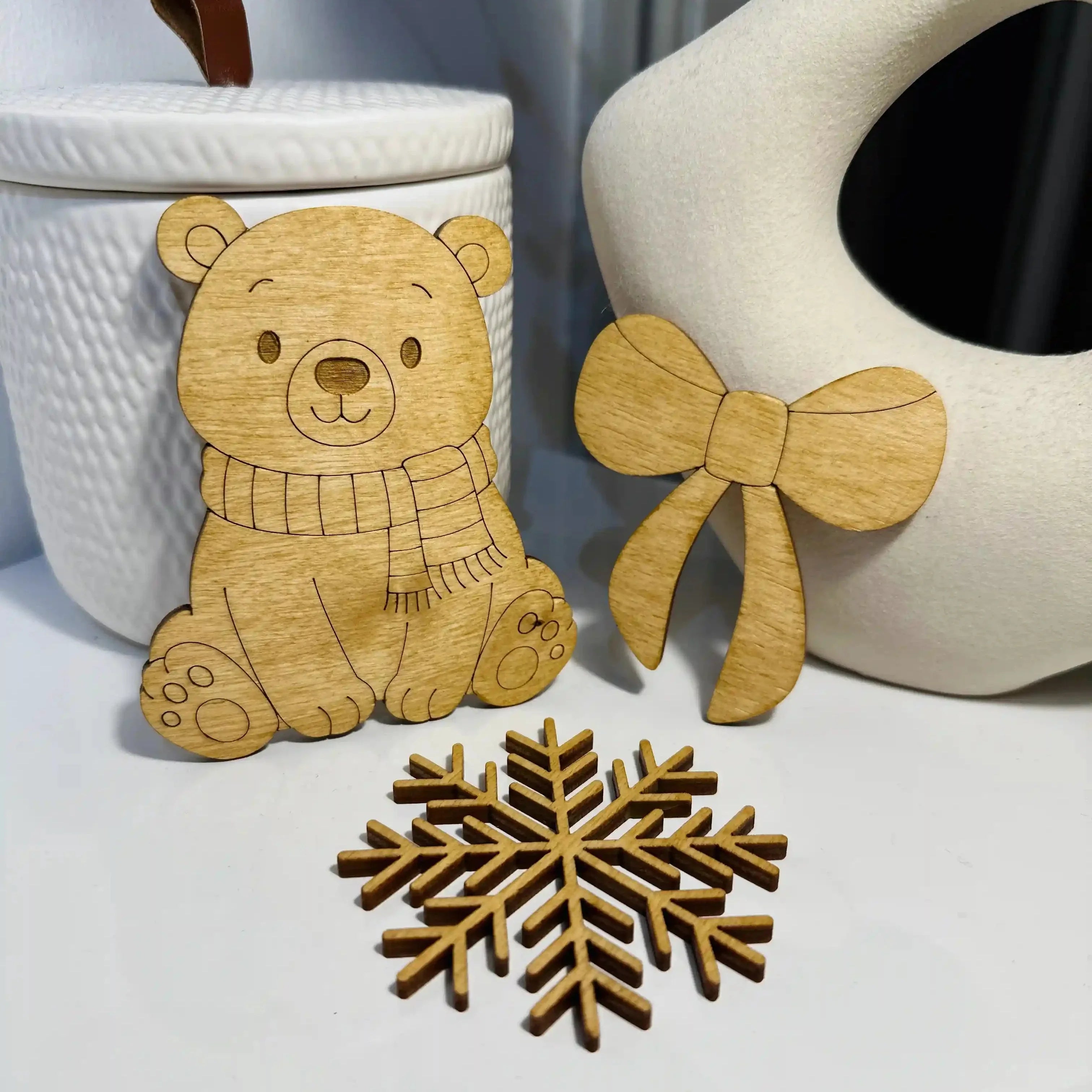 Décoration en bois pour noel : ours, flocon, rêne, lapin, bonhomme de neige