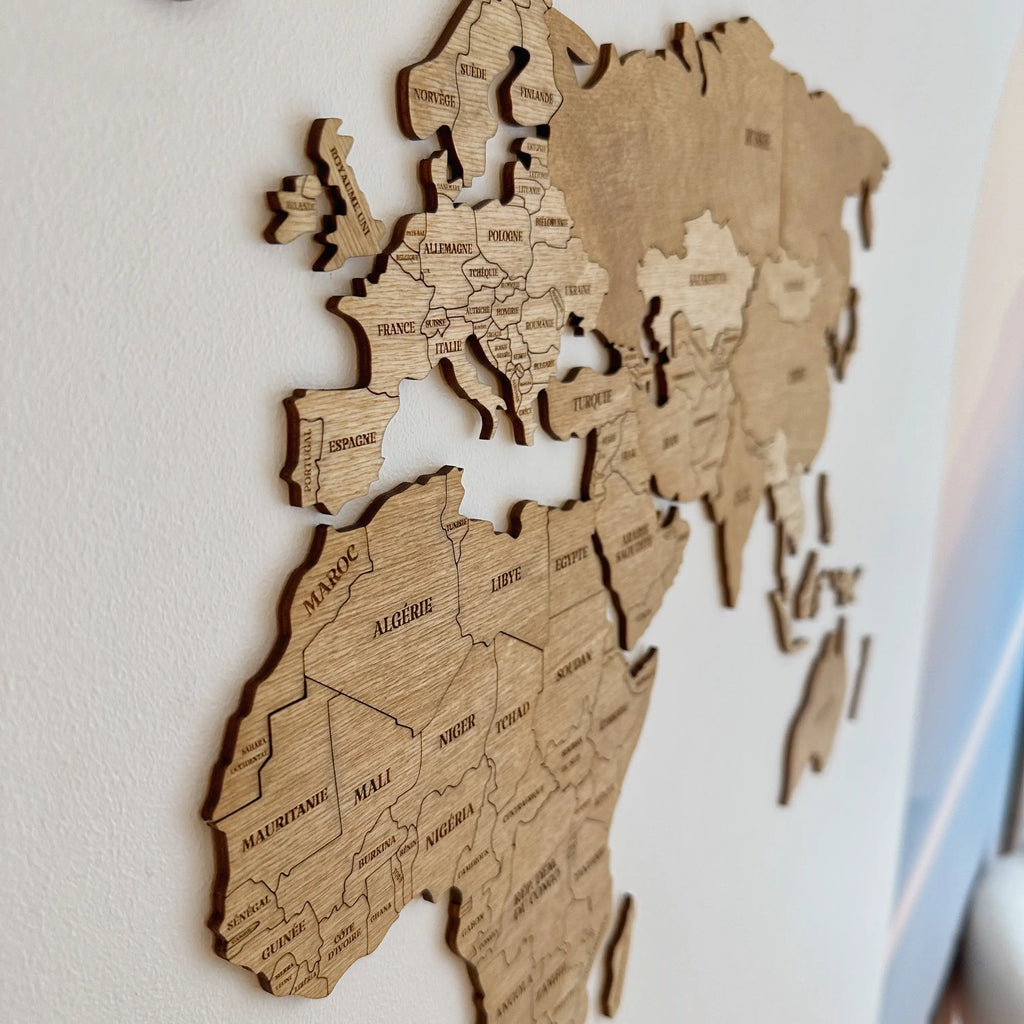 Vue rapprochée de la carte du monde en bois pour voir sa texture naturelle