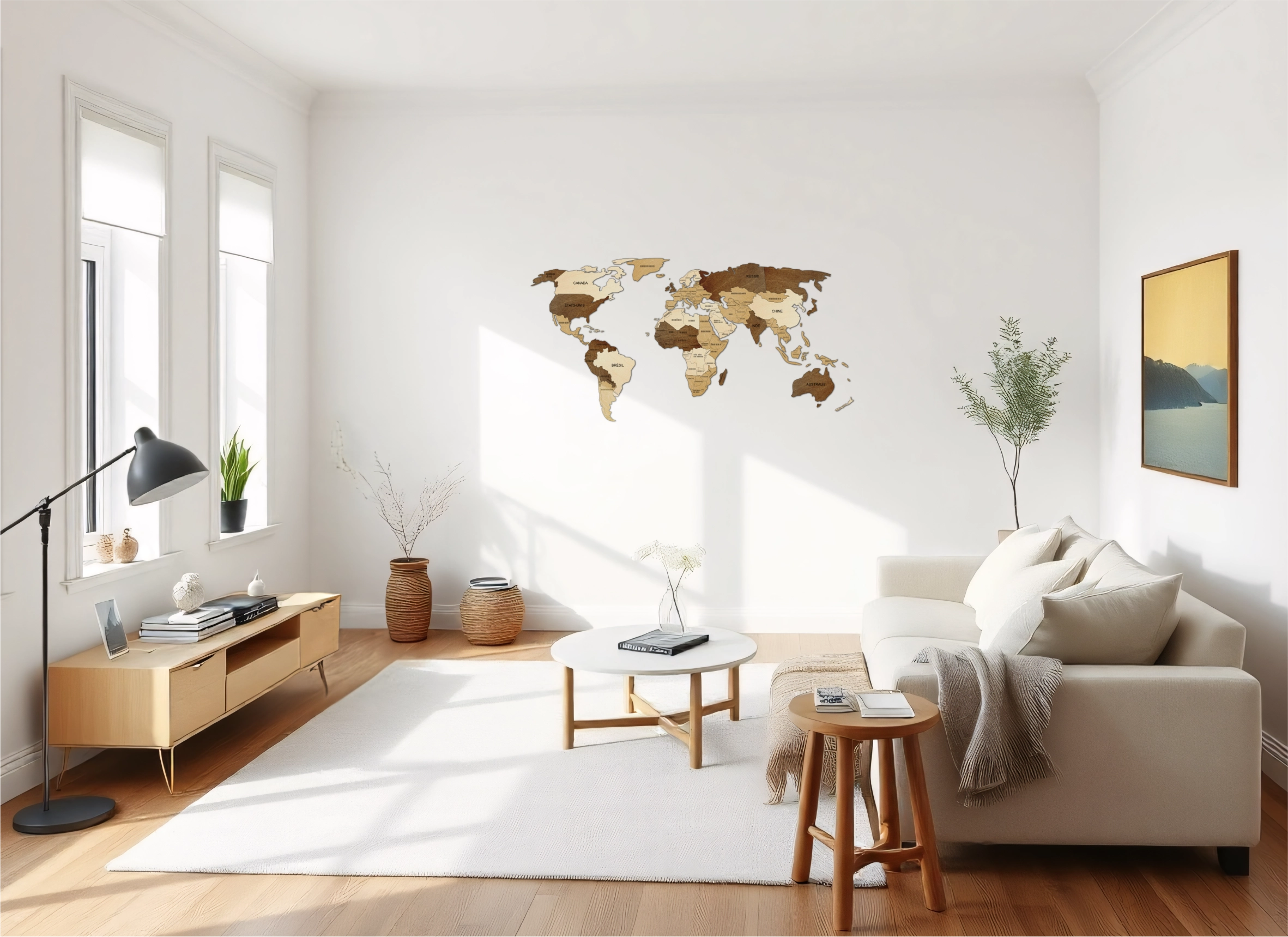 Carte du monde murale en bois tricolore dans un salon