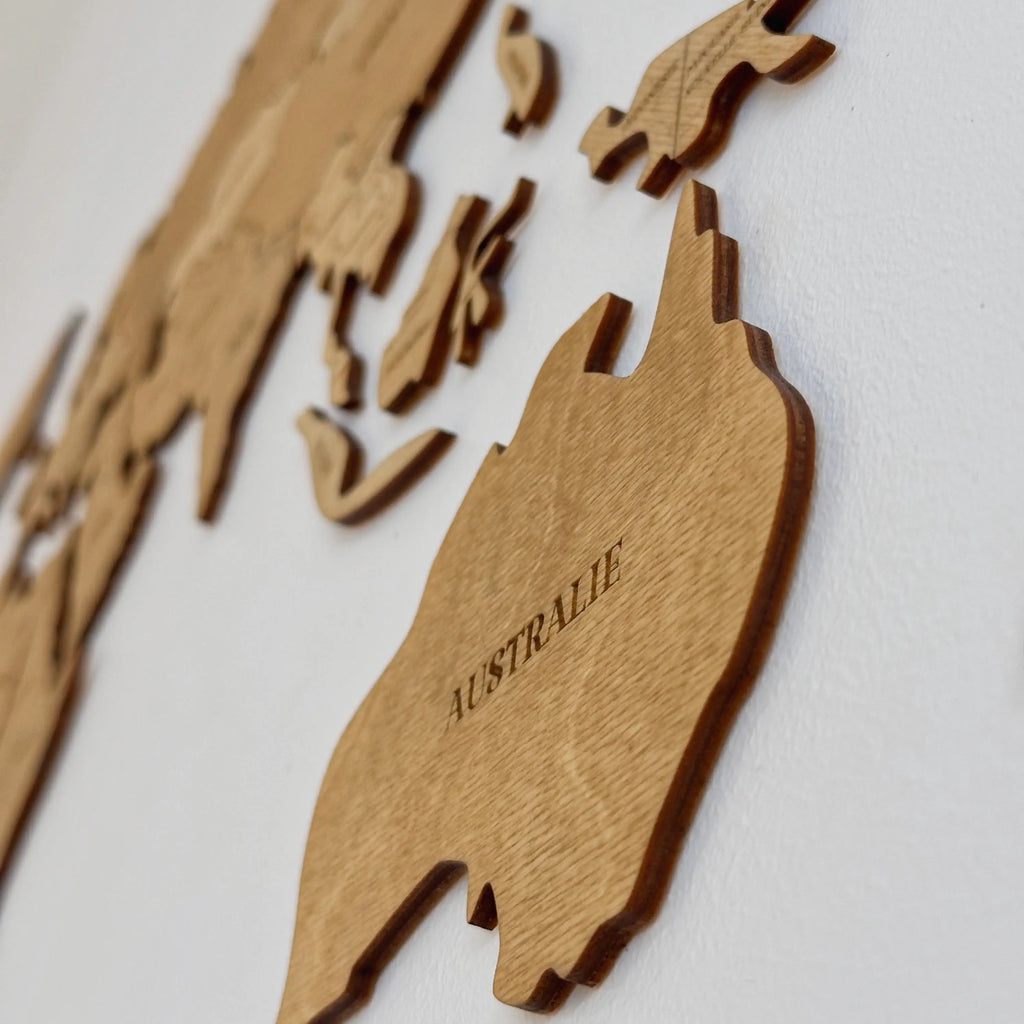 Détail de carte du monde en bois, mise en avant des matériaux de qualité