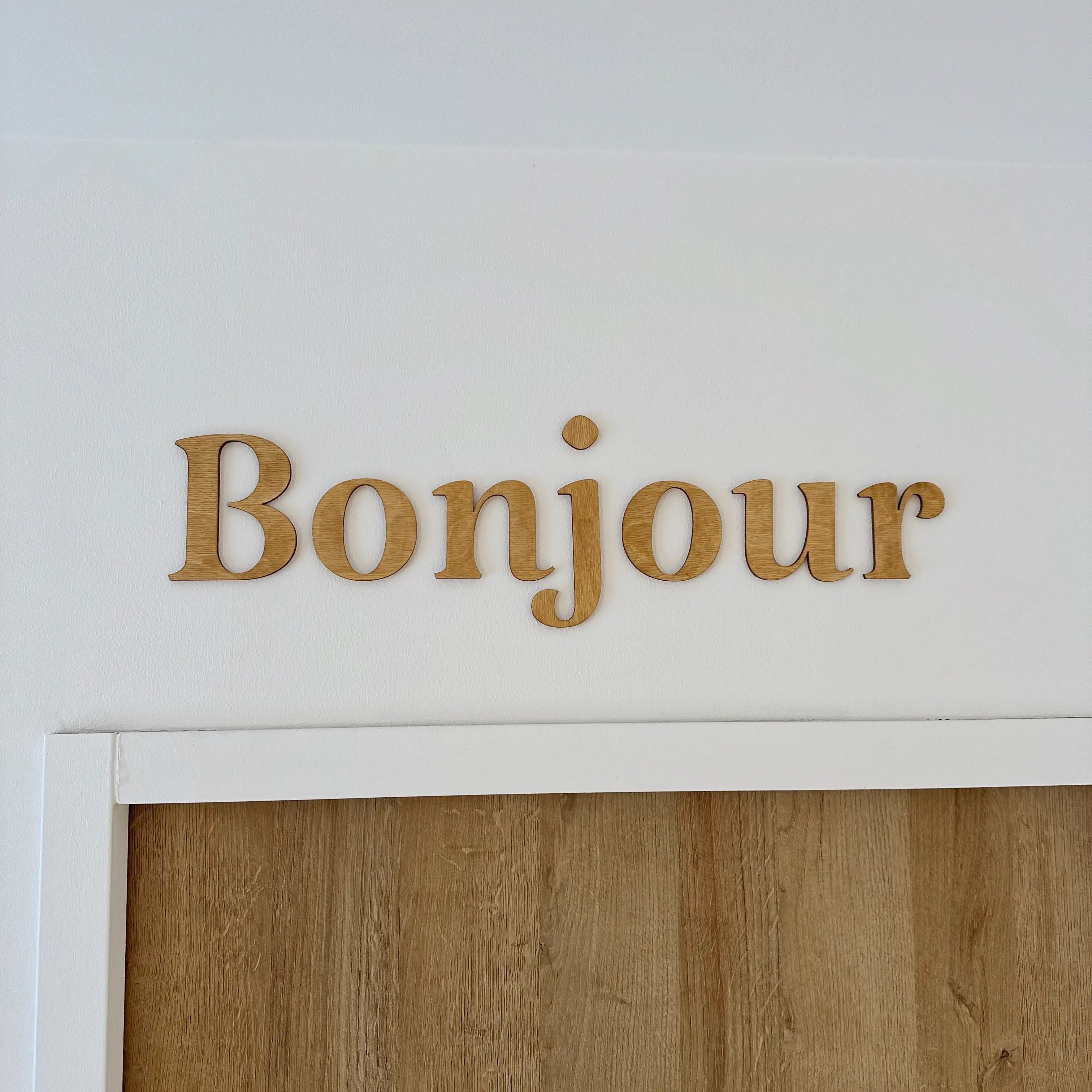Décoration murale en bois "bonjour" dans le coloris chêne clair