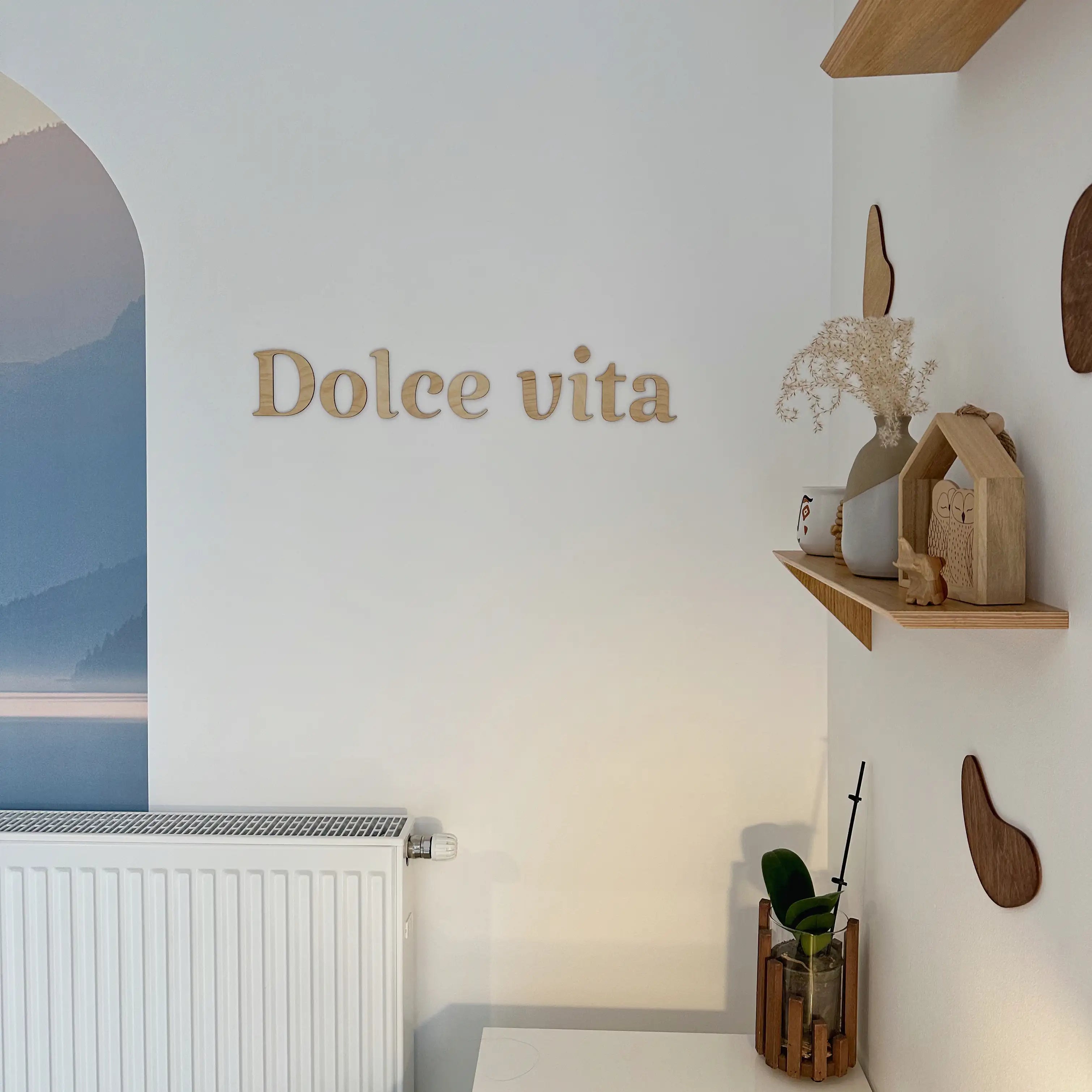 Phrase murale en bois "Dolce Vita" installée dans une chambre