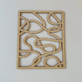 Tableau en bois qui représente des courbes qui se croisent, design moderne, coloris naturel.