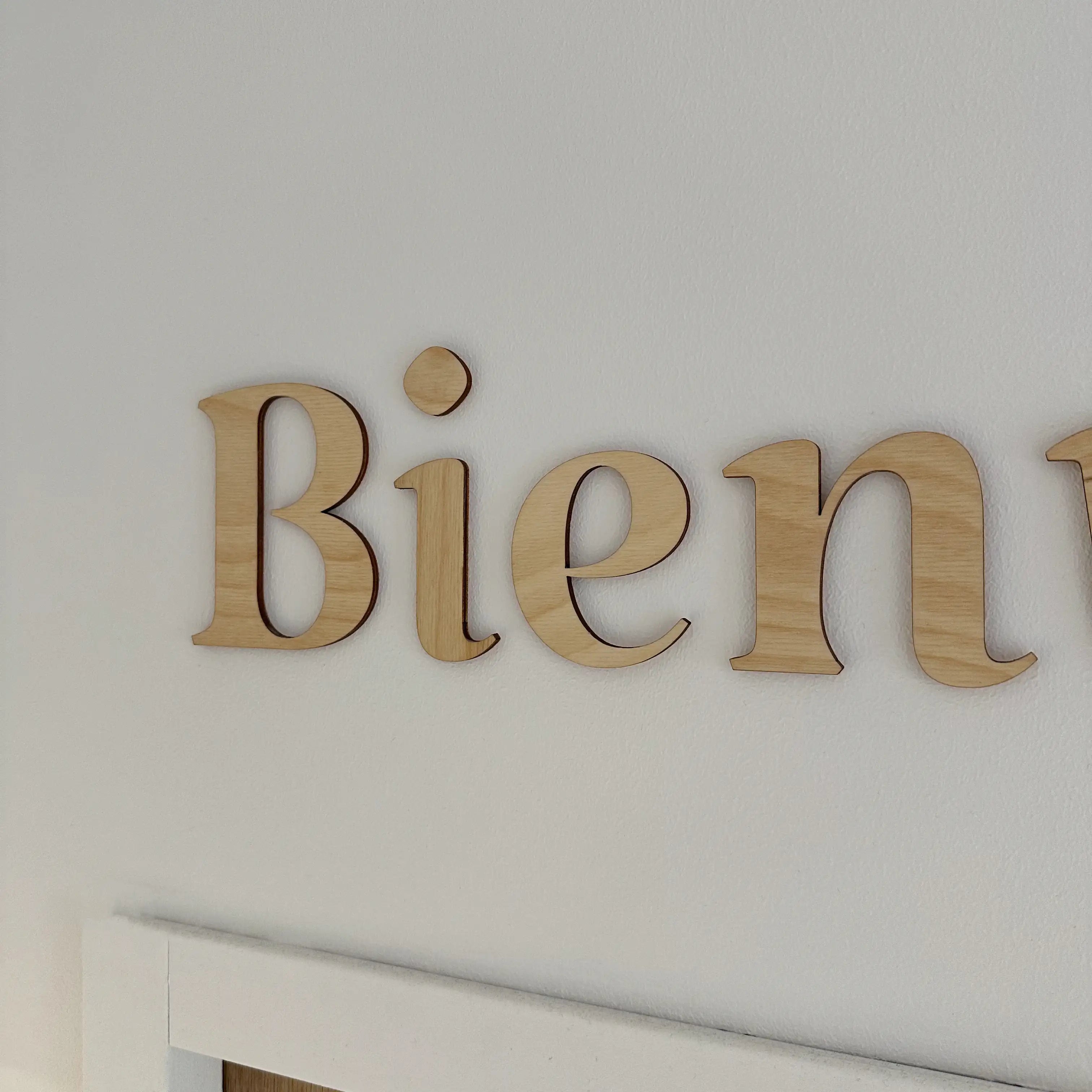 Zoom sur la phrase en bois "Bienvenue" dans le coloris naturel - blanc