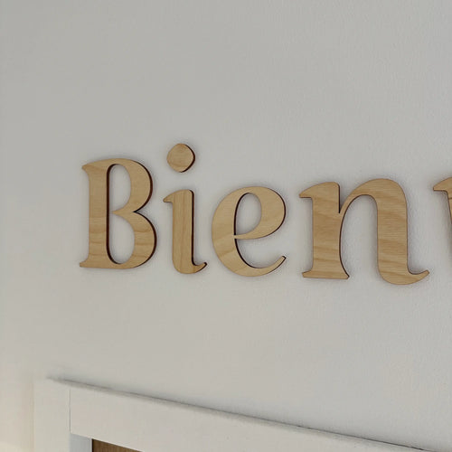 Zoom sur la phrase en bois "Bienvenue" dans le coloris naturel - blanc