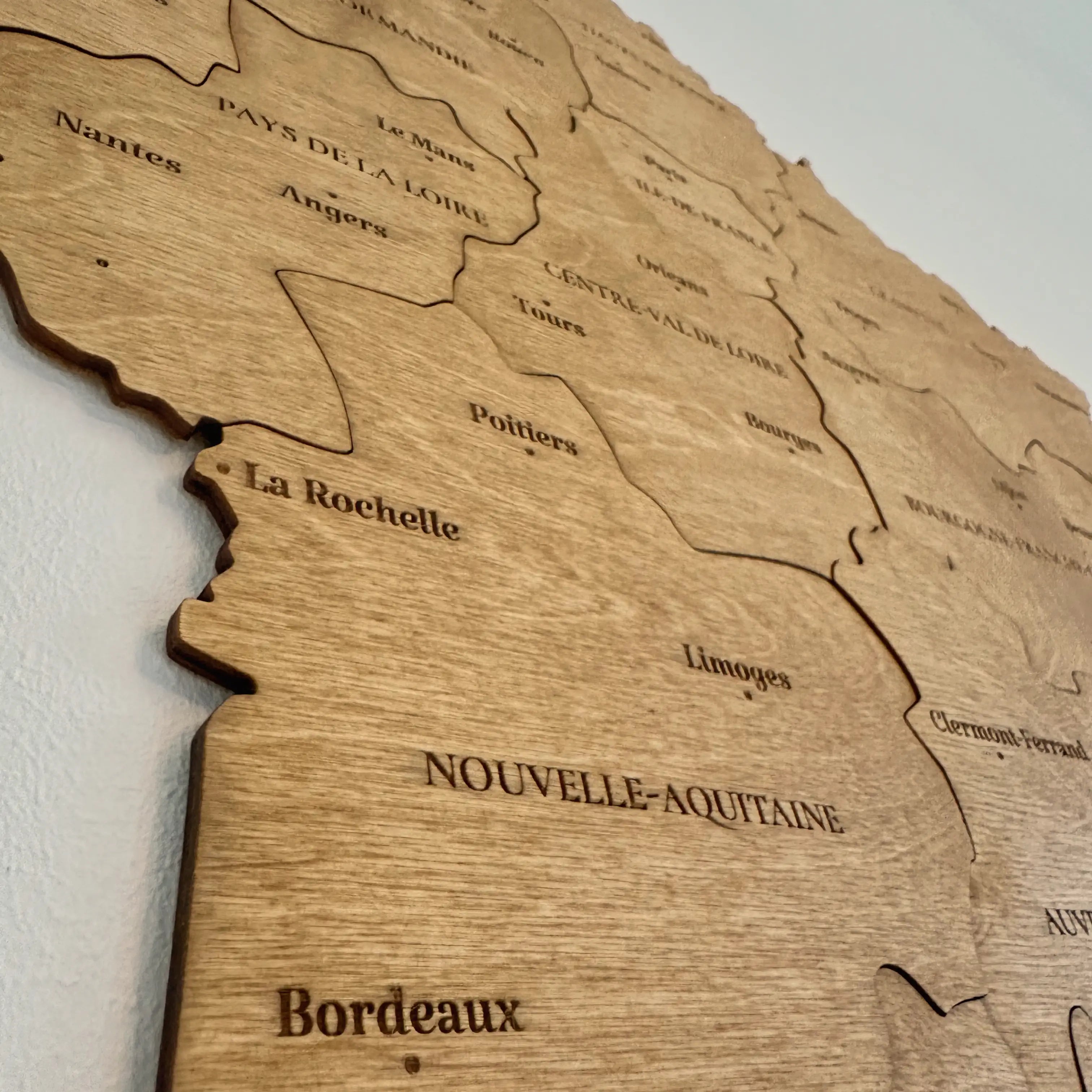 Détail de gravure au laser sur la carte de France en bois design