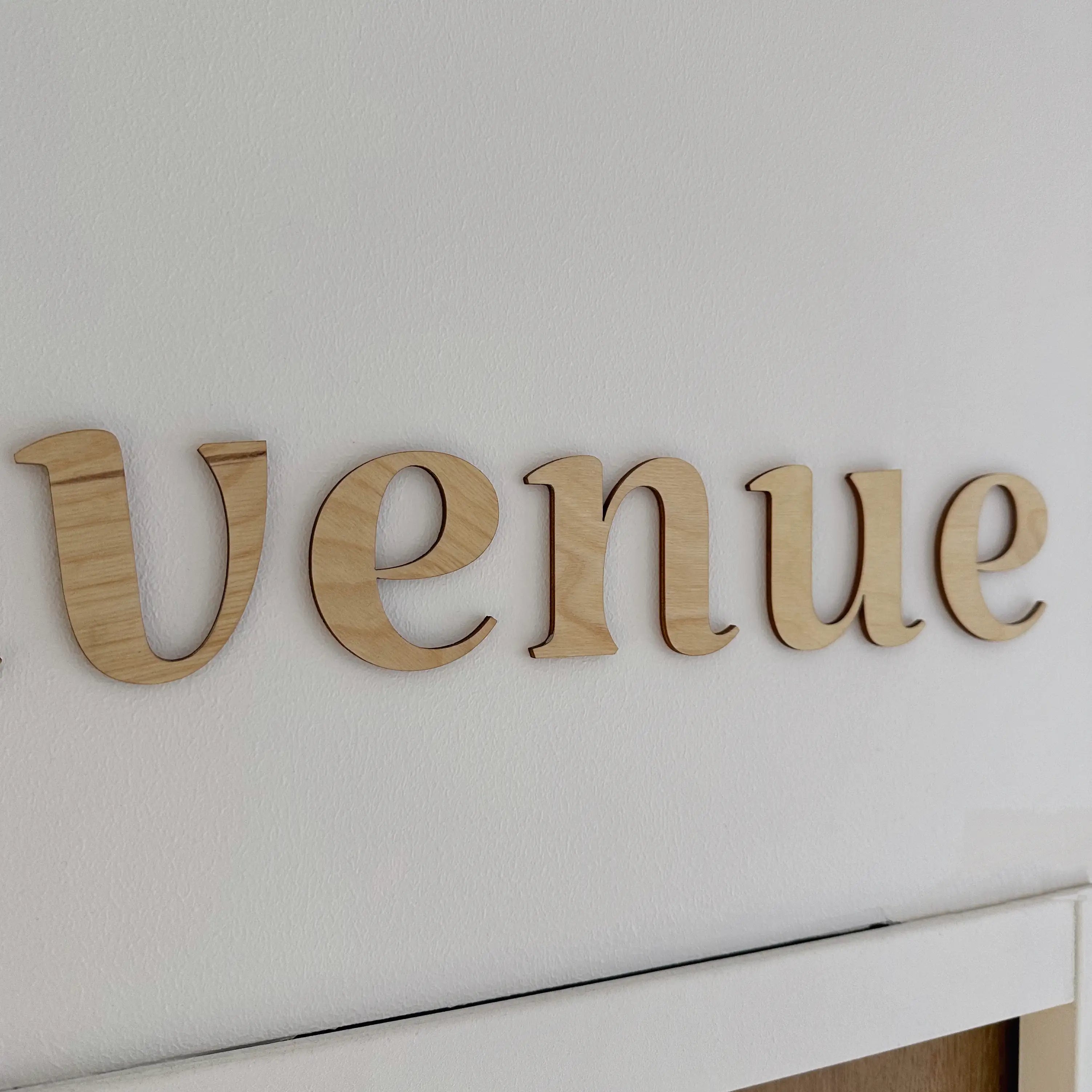 Vue rapprochée de la phrase en bois "Bienvenue" dans une entrée de maison
