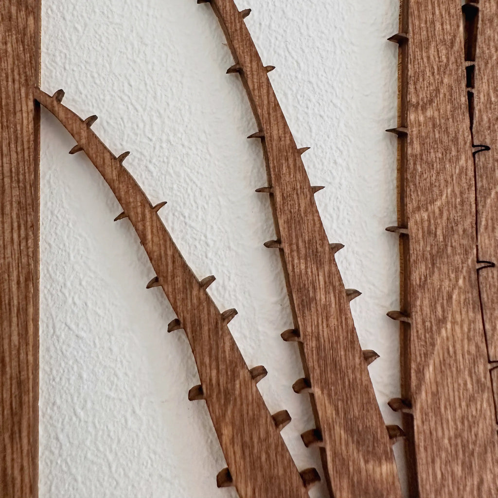 Zoom sur le tableau en bois qui représente un aloe vera, coloris chêne foncé