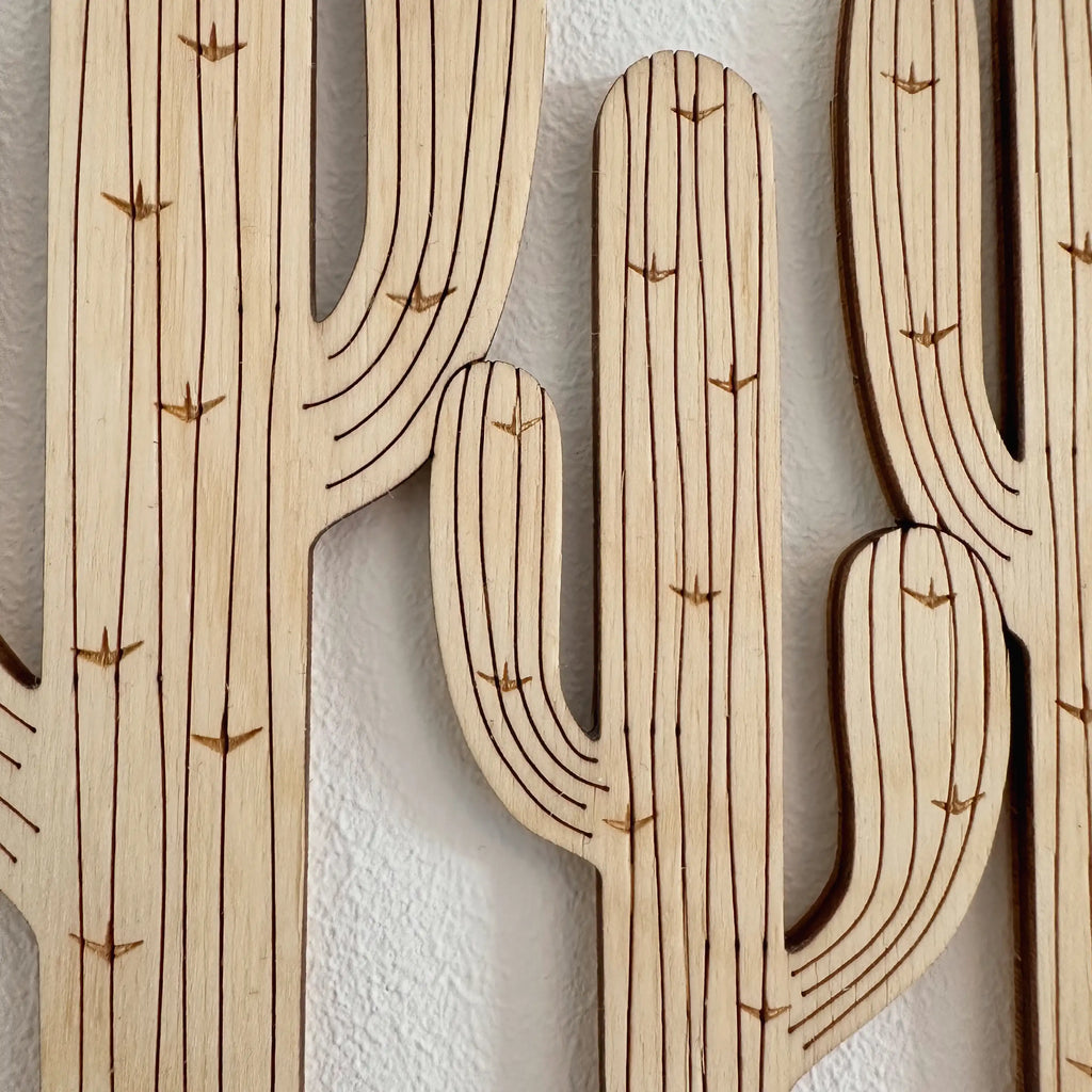 Zoom sur le tableau cactus saguaro qui montre les gravures au laser dans le bois, coloris naturel.