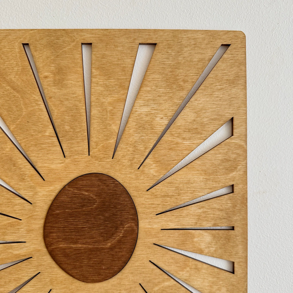 Zoom sur le tableau en bois qui symbolise le soleil en pleine journée