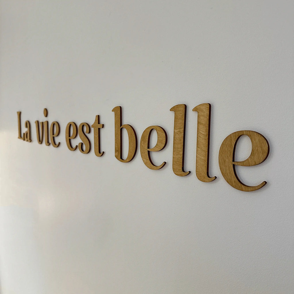 Décoration en bois "La vie est belle" dans le coloris chêne clair