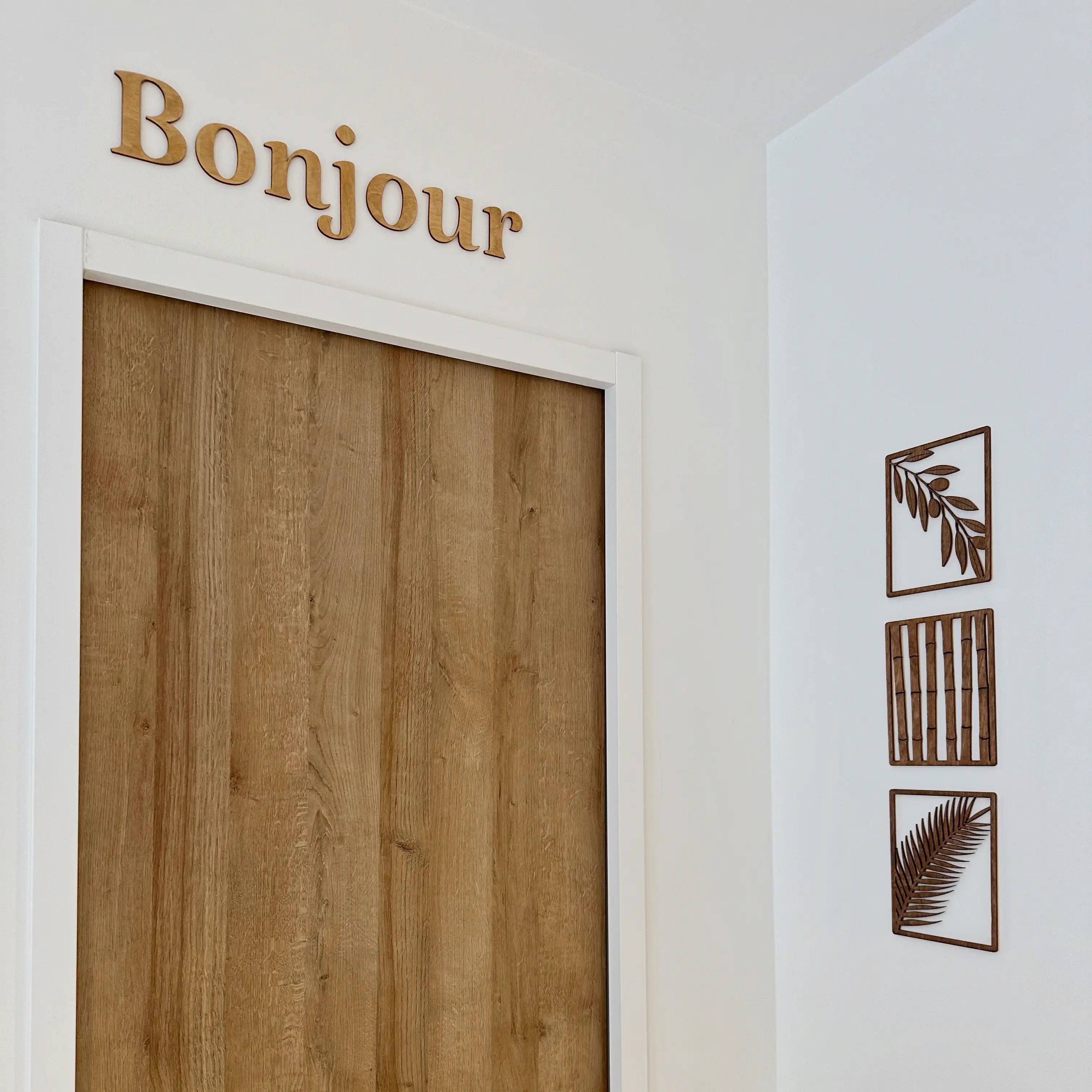 Décoration murale en bois "Bonjour" installée dans une entrée
