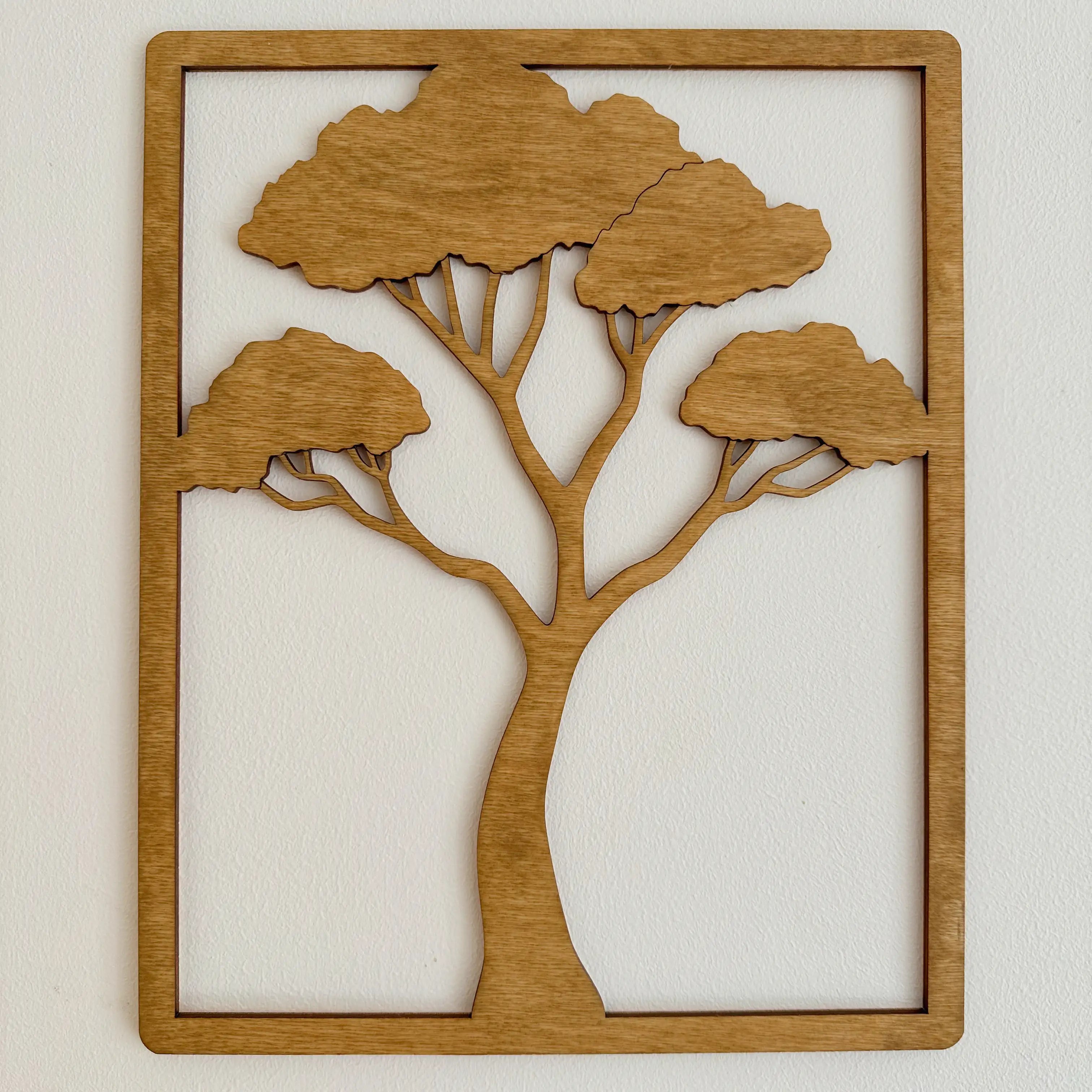 Décoration en bois qui représente un arbre du désert, installé dans un salon. 
