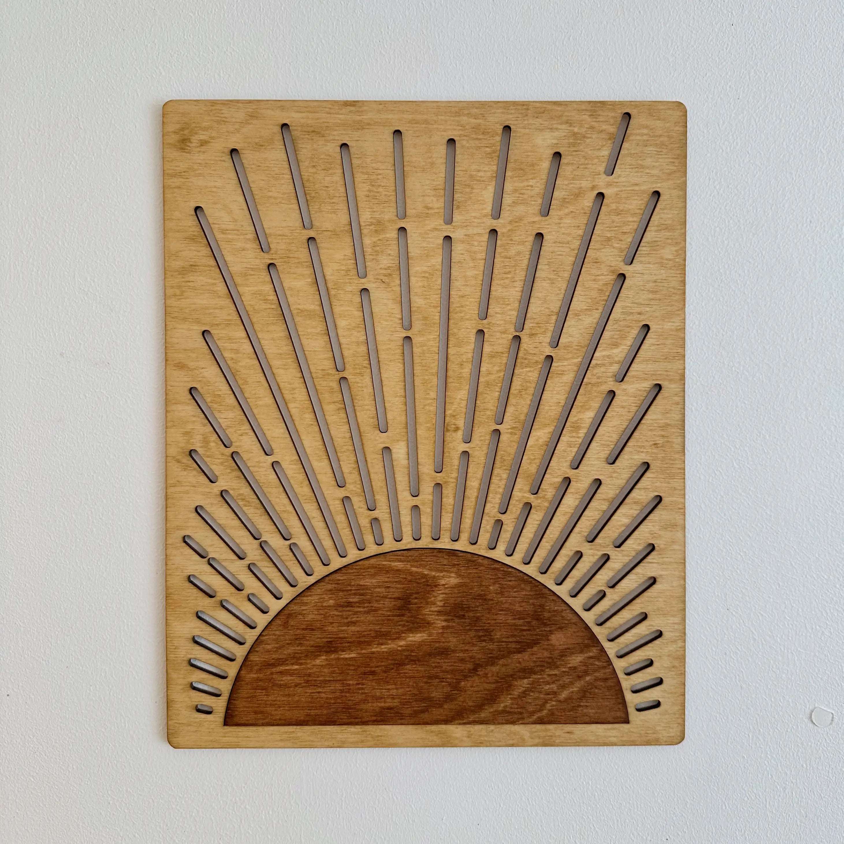 Décoration murale en bois qui représente un coucher de soleil, fabriquée en France.