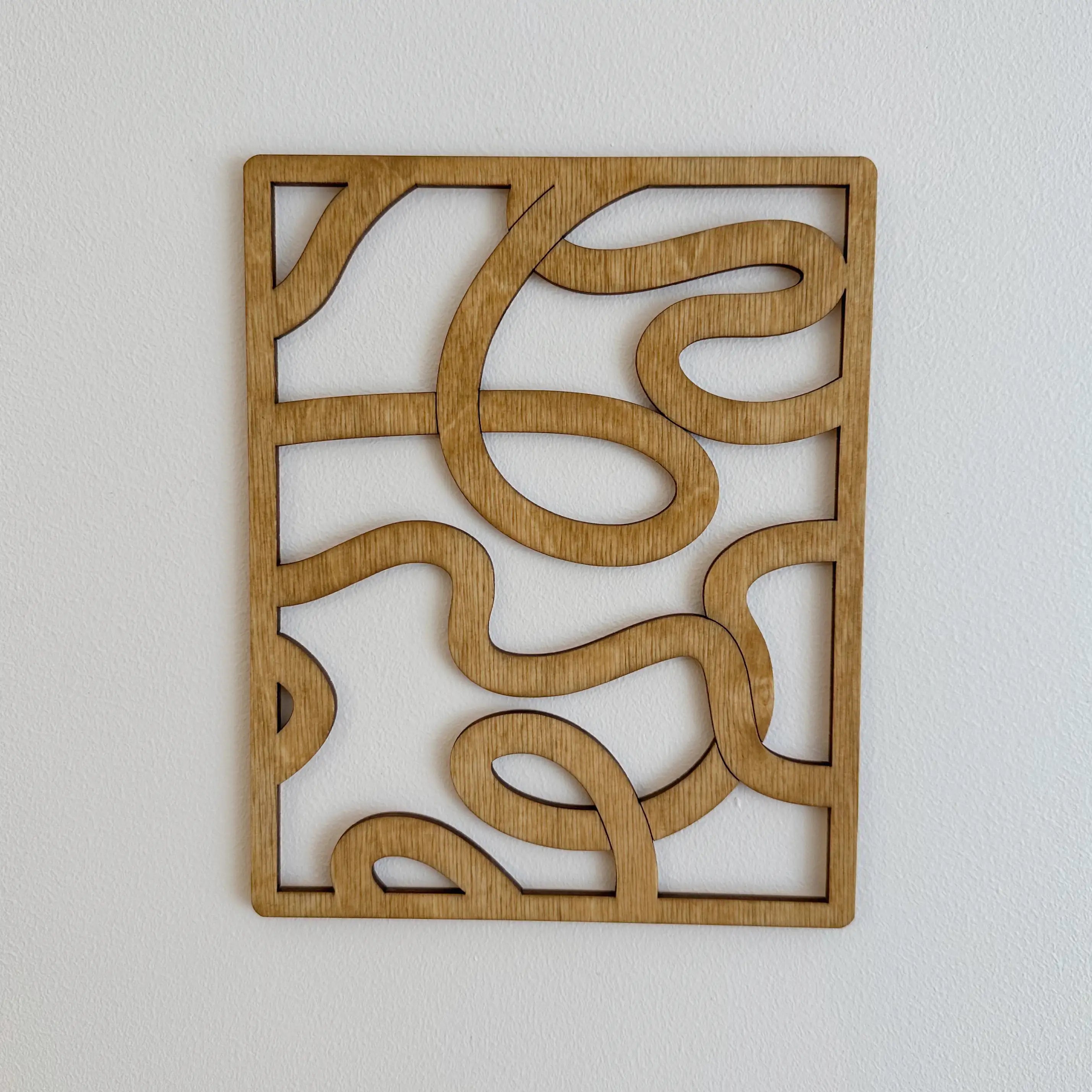 Tableau en bois fabriqué en France, qui représente des courbes contemporaines, dans le coloris chêne clair.