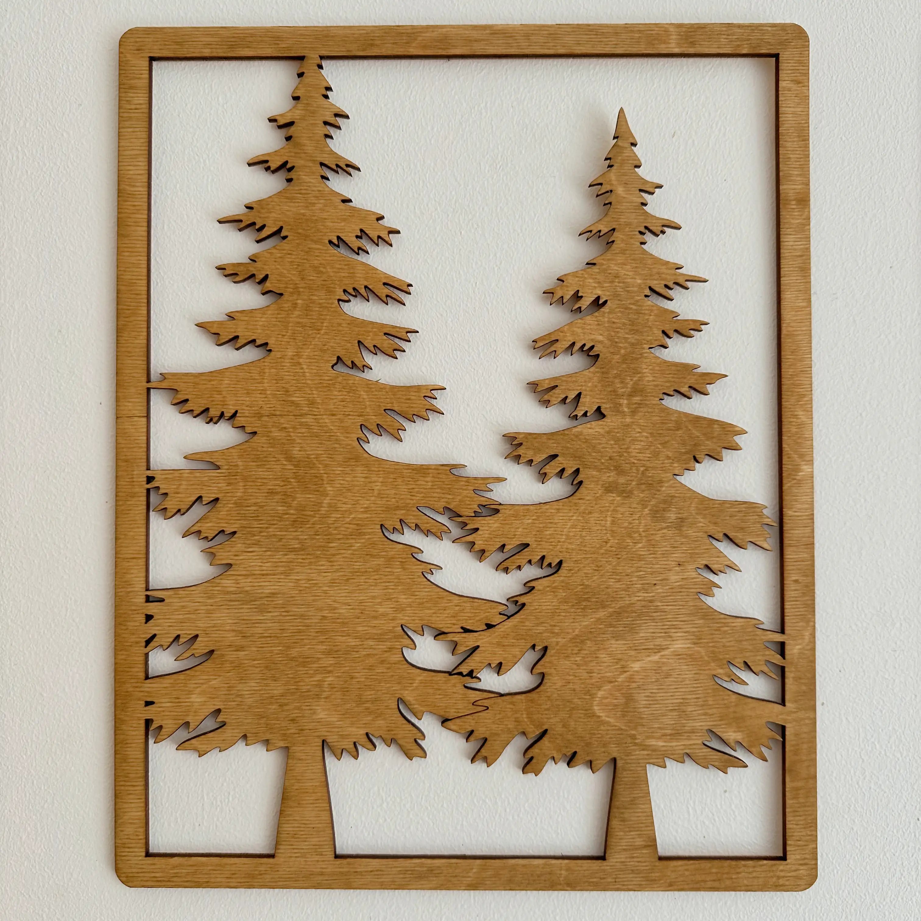 Tableau en bois qui représente un sapin, dans le coloris chêne clair, accroché dans une chambre.