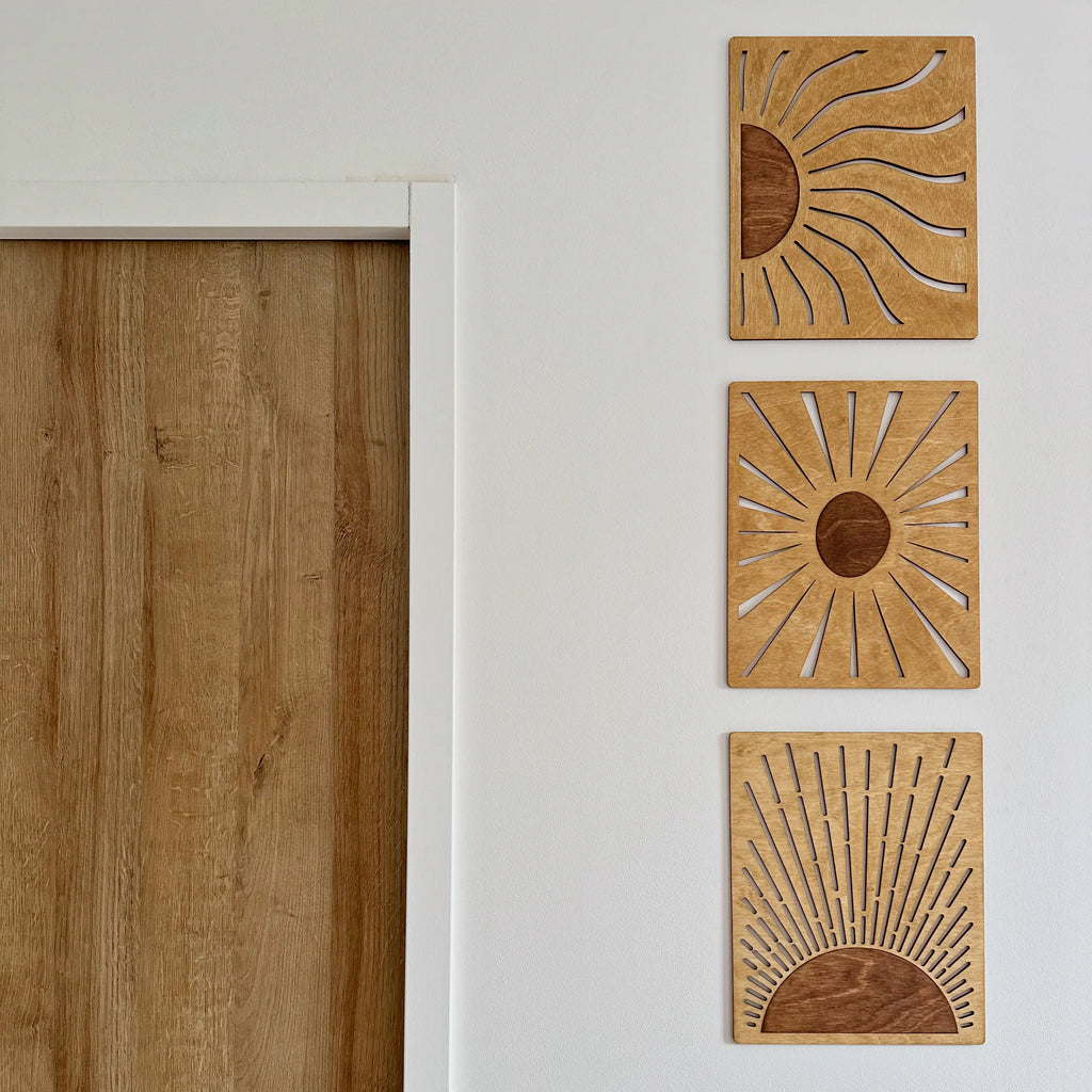 Décoration murale de trois tableaux soleil, idéale pour une chambre, un salon ou un bureau.