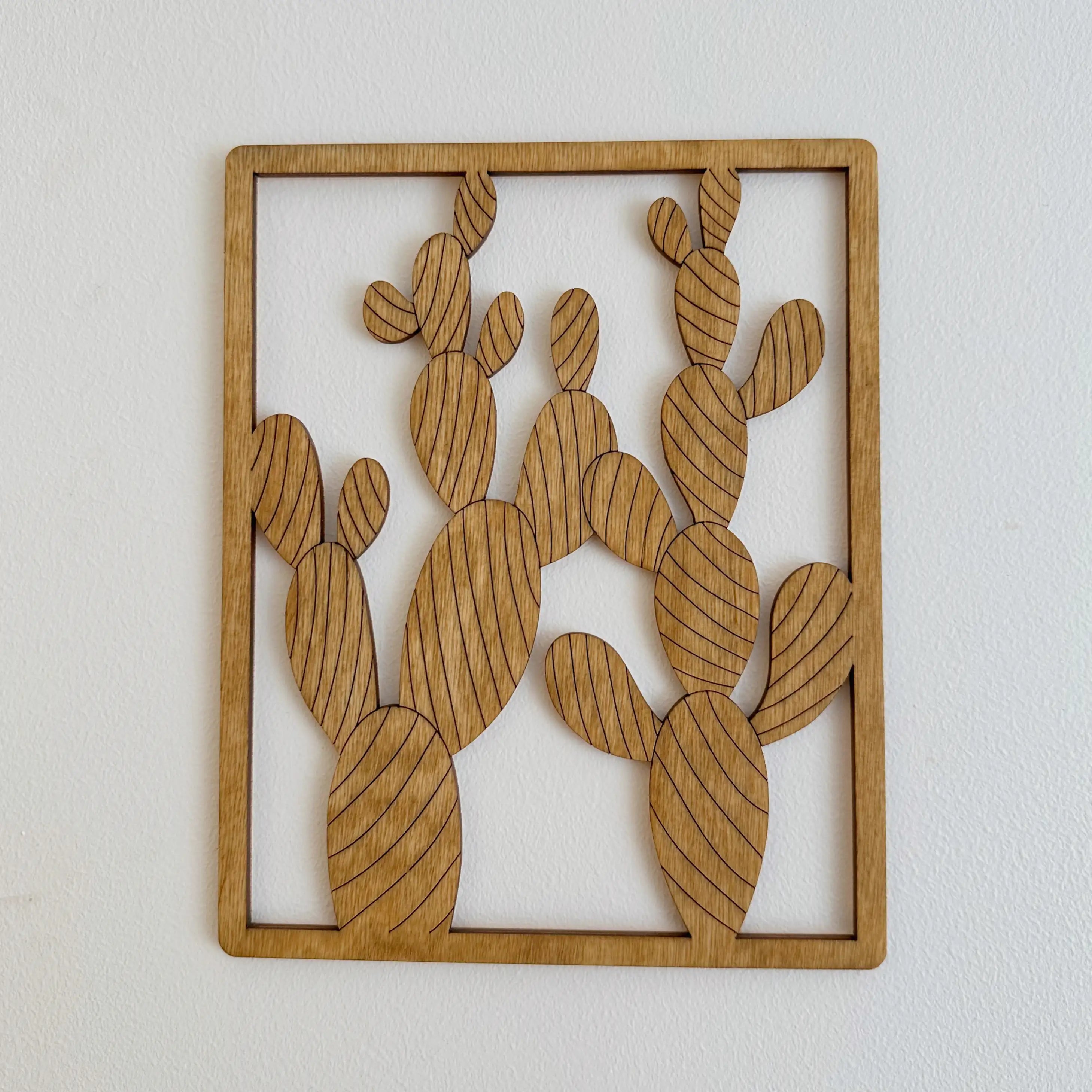 Décoration murale d'un cactus opuntia dans le coloris chêne clair, vue générale