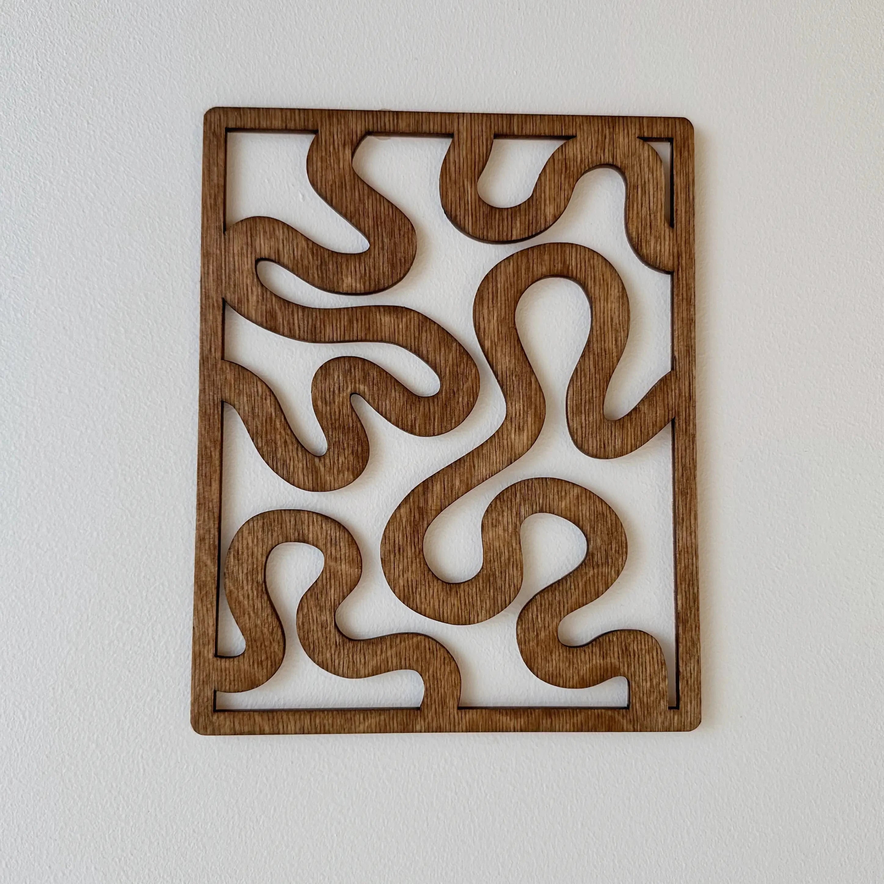 Décoration murale en bois qui représente une courbe dans un coloris chêne foncé, tableau design.