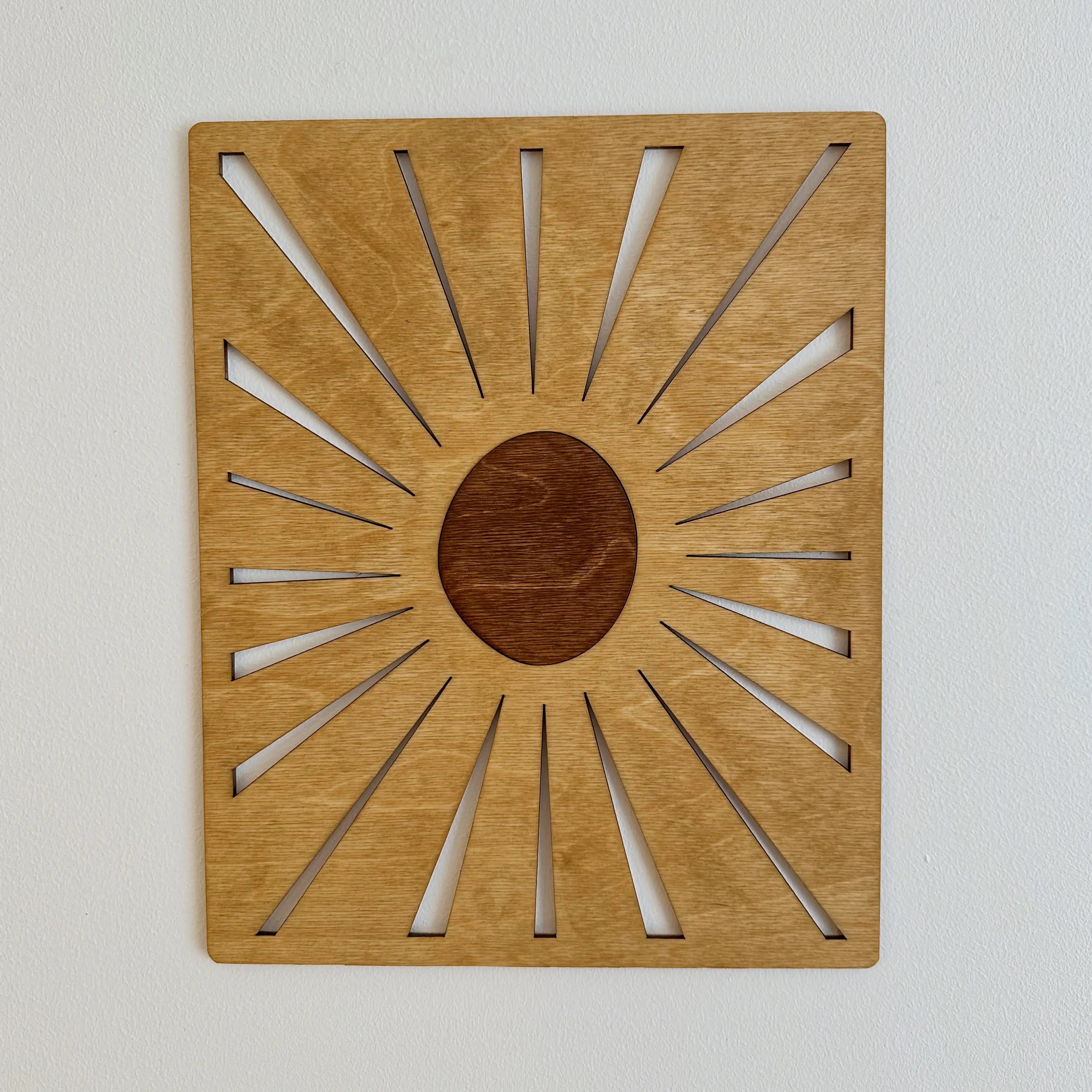 Vue générale du tableau en bois qui représente le soleil qui brille en journée.