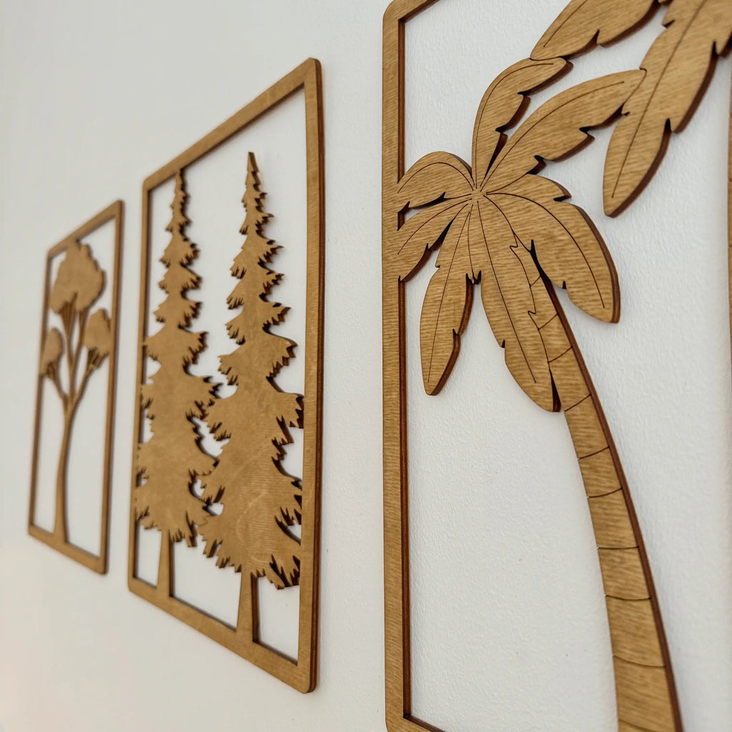Trois tableaux en bois au design moderne inspiré par la nature, accrochés dans un salon.
