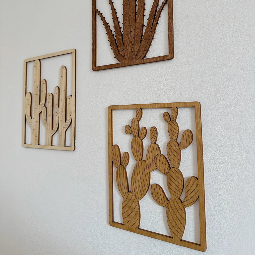Trois tableaux cactus sur un mur blanc, fabrication française