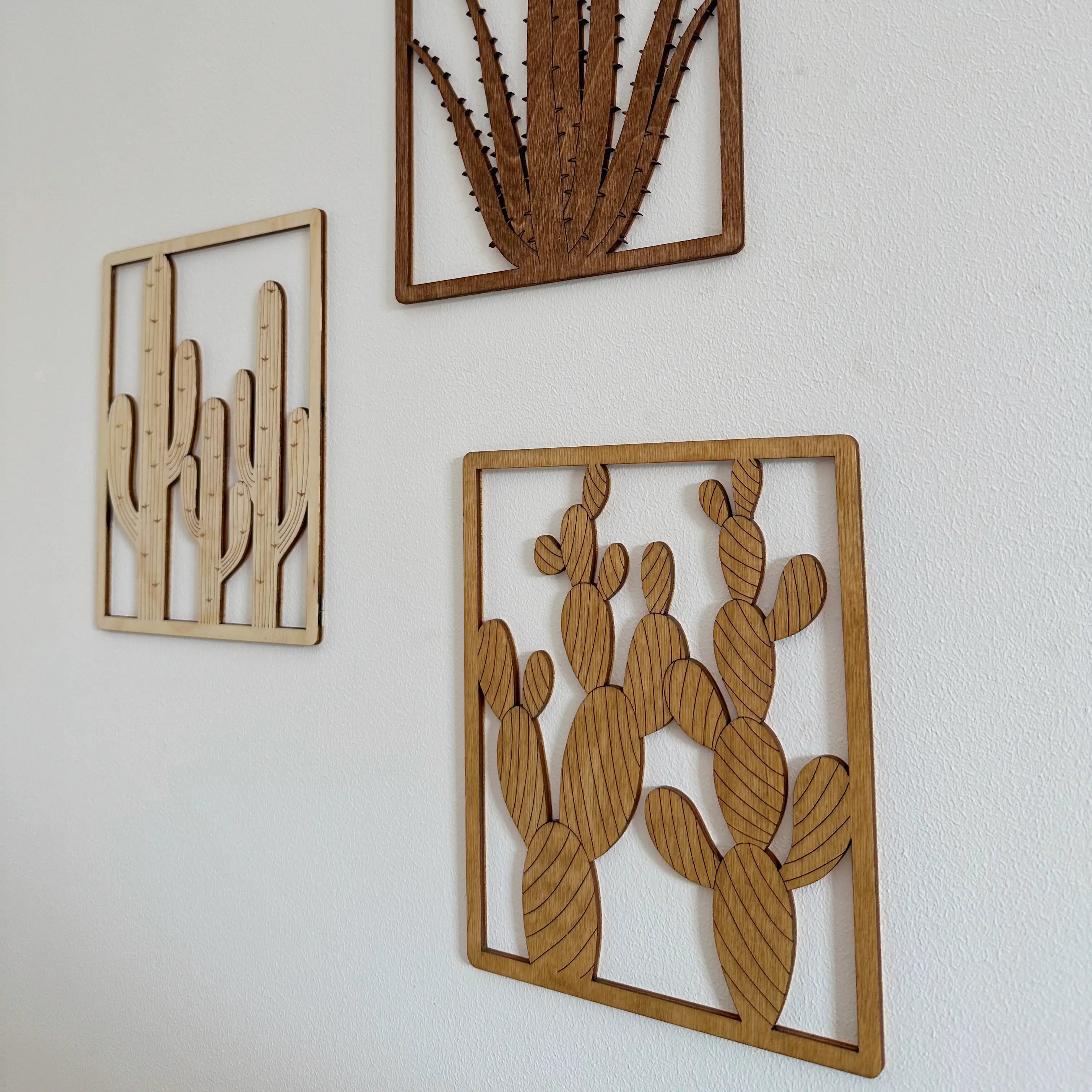 Trois tableaux cactus sur un mur blanc, fabrication française