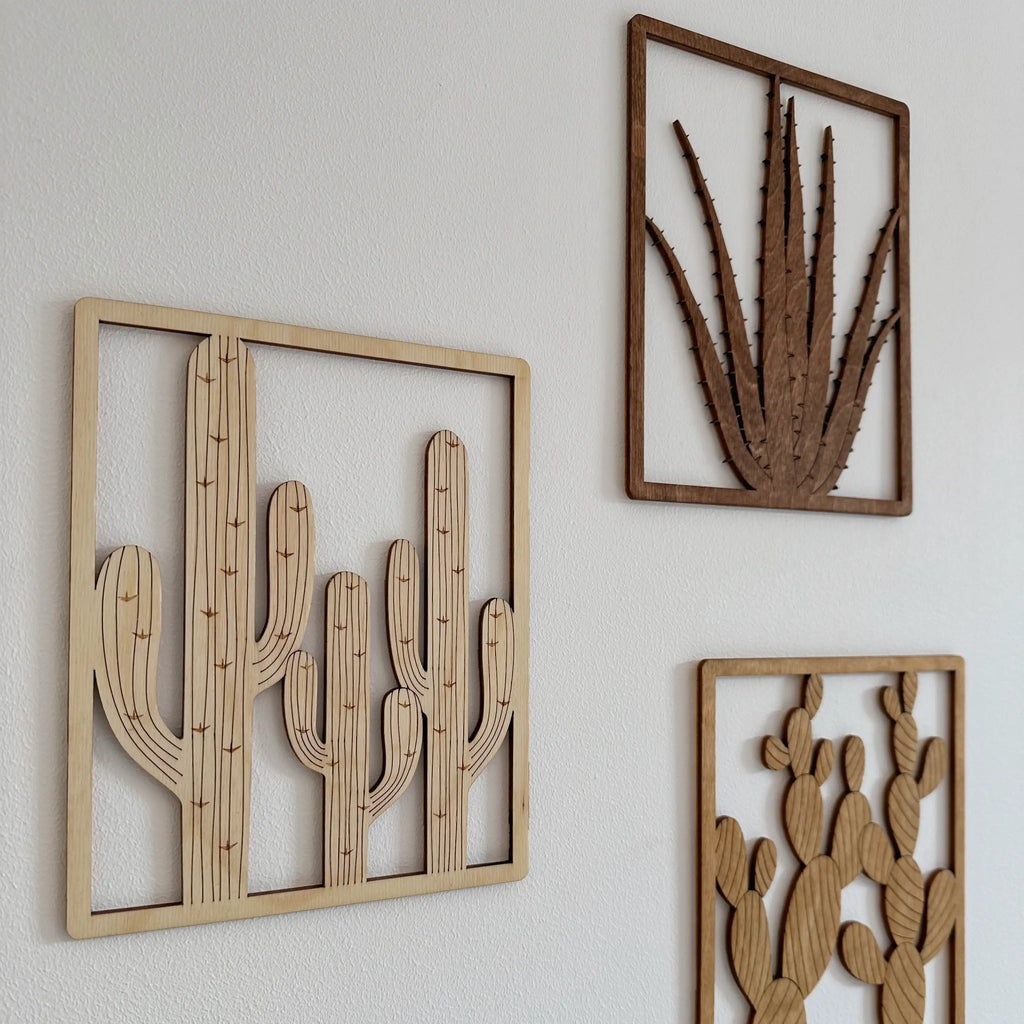 tableaux en bois qui représentent trois cactus différents : opuntia, saguaro et aloe vera