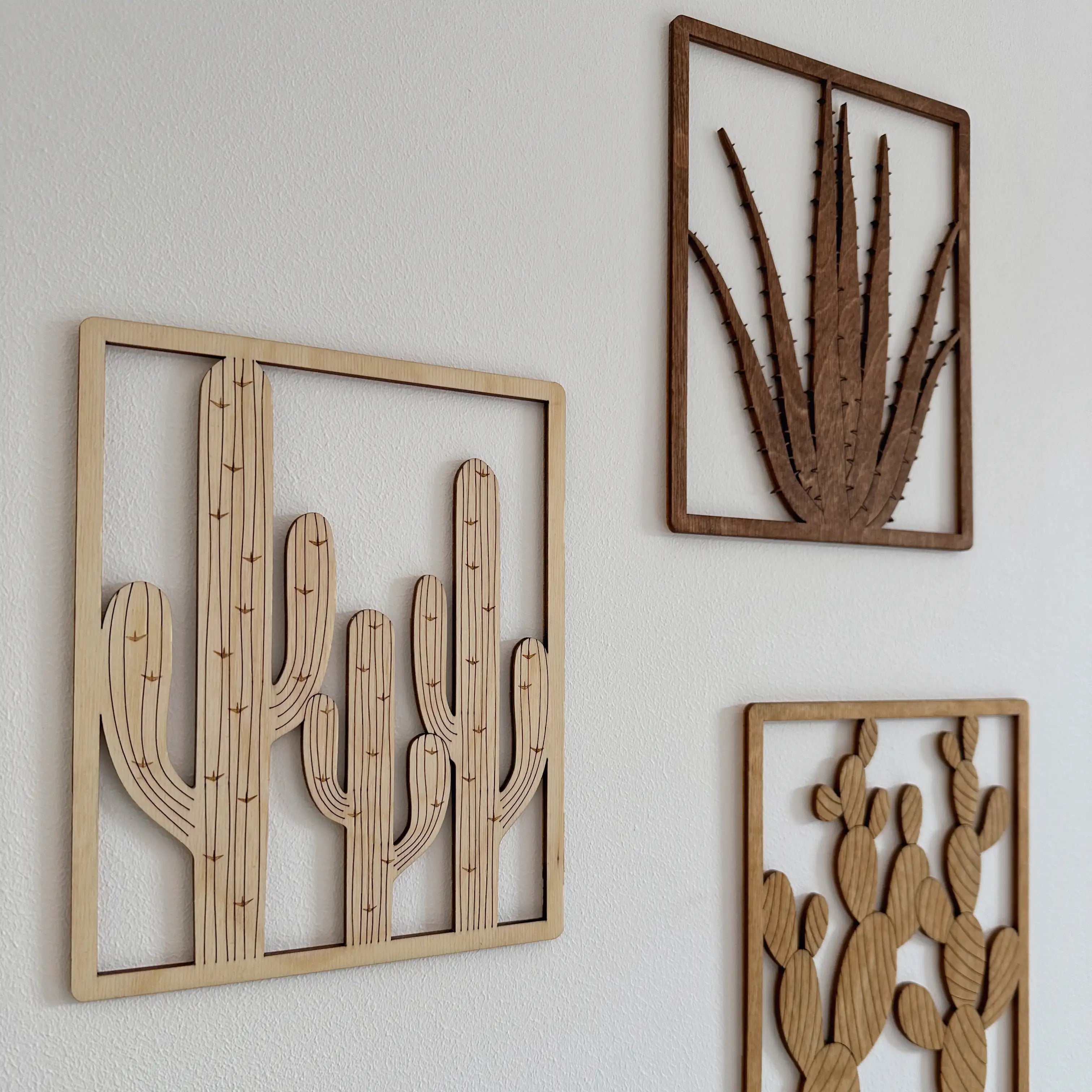 tableaux en bois qui représentent trois cactus différents : opuntia, saguaro et aloe vera