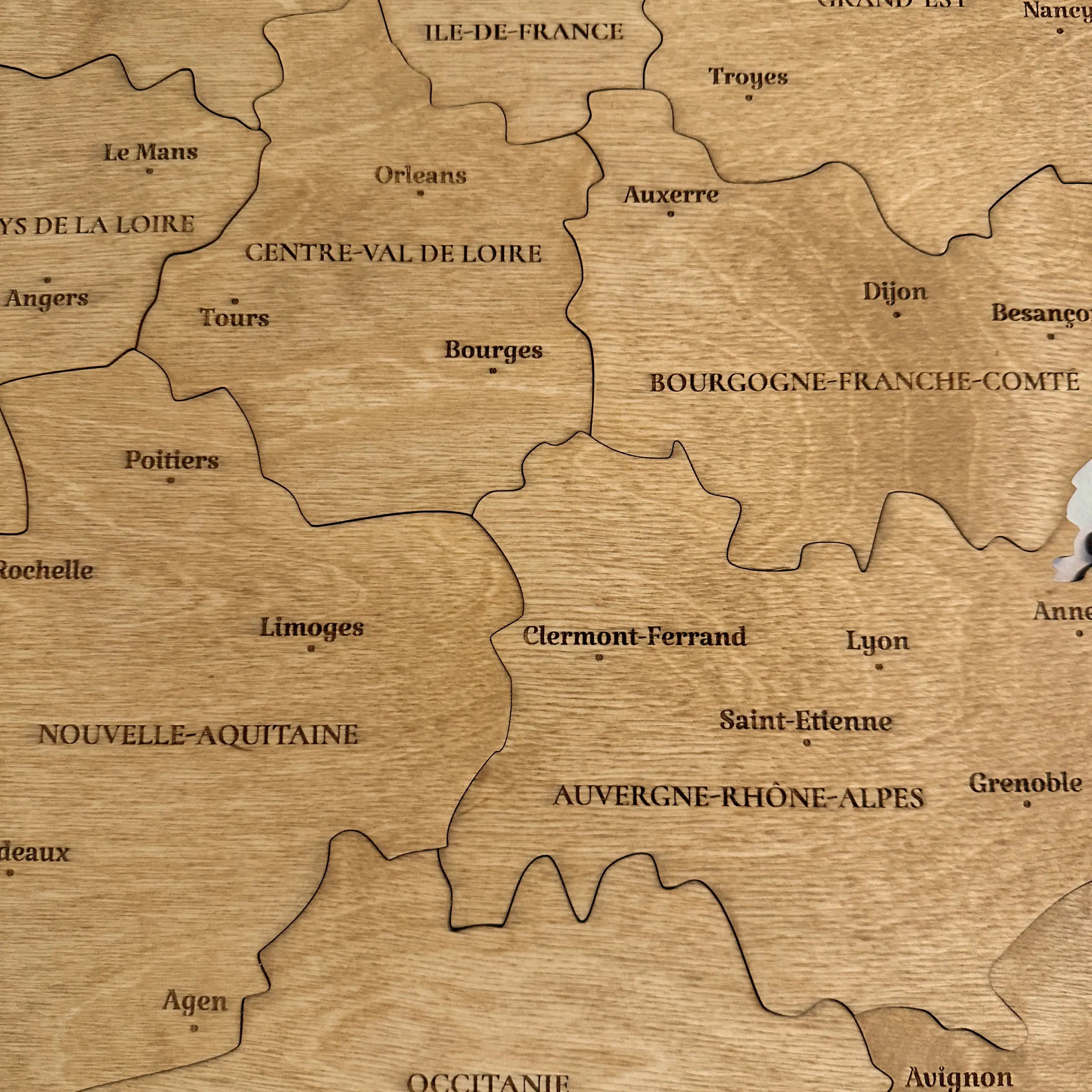 Vue rapprochée de la carte de France en bois, mise en avant de la texture naturelle